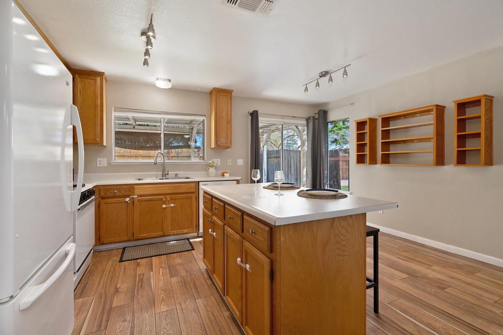 382 Victory Ave, Manteca, CA 95336