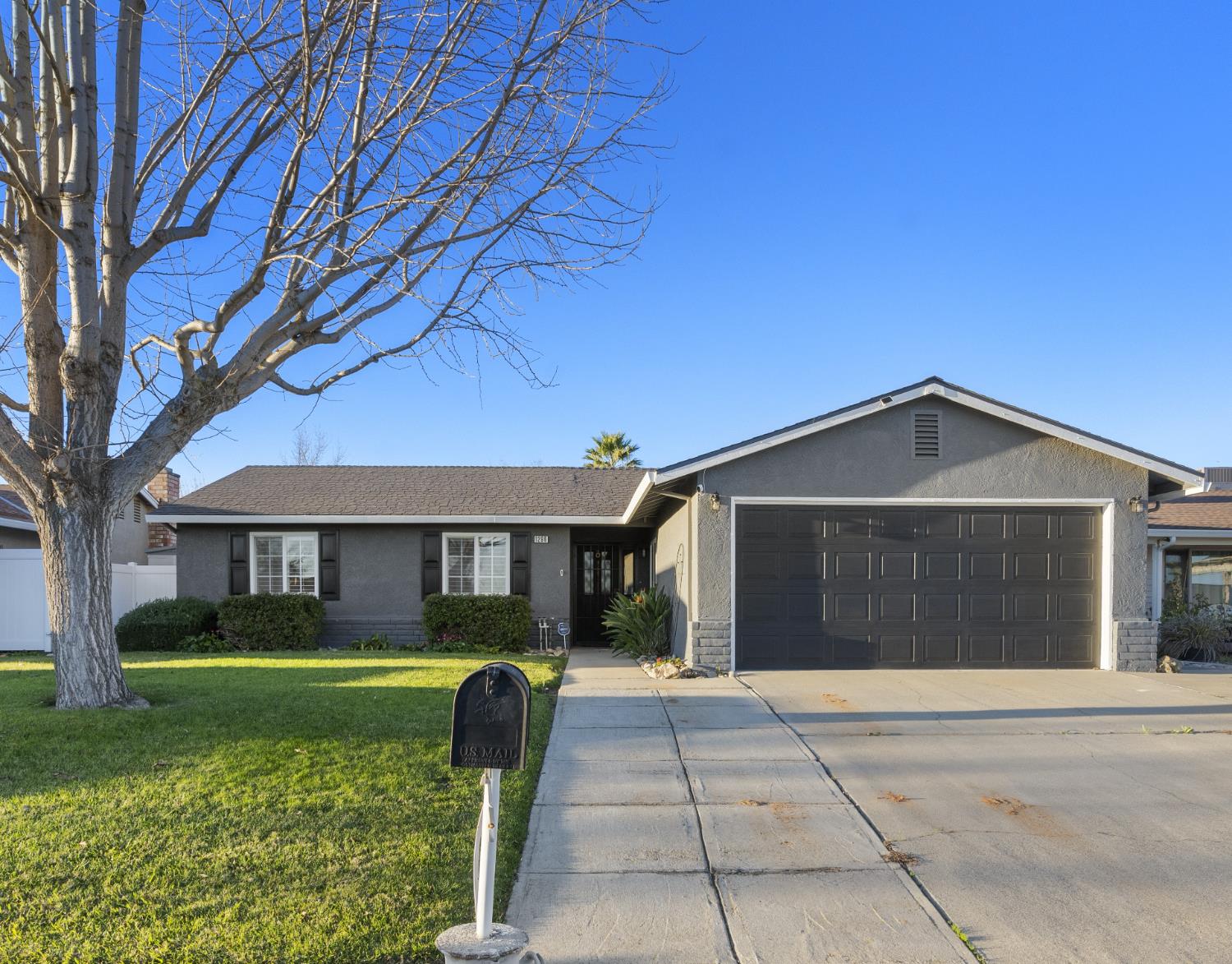 1296 E D St, Oakdale, CA 95361