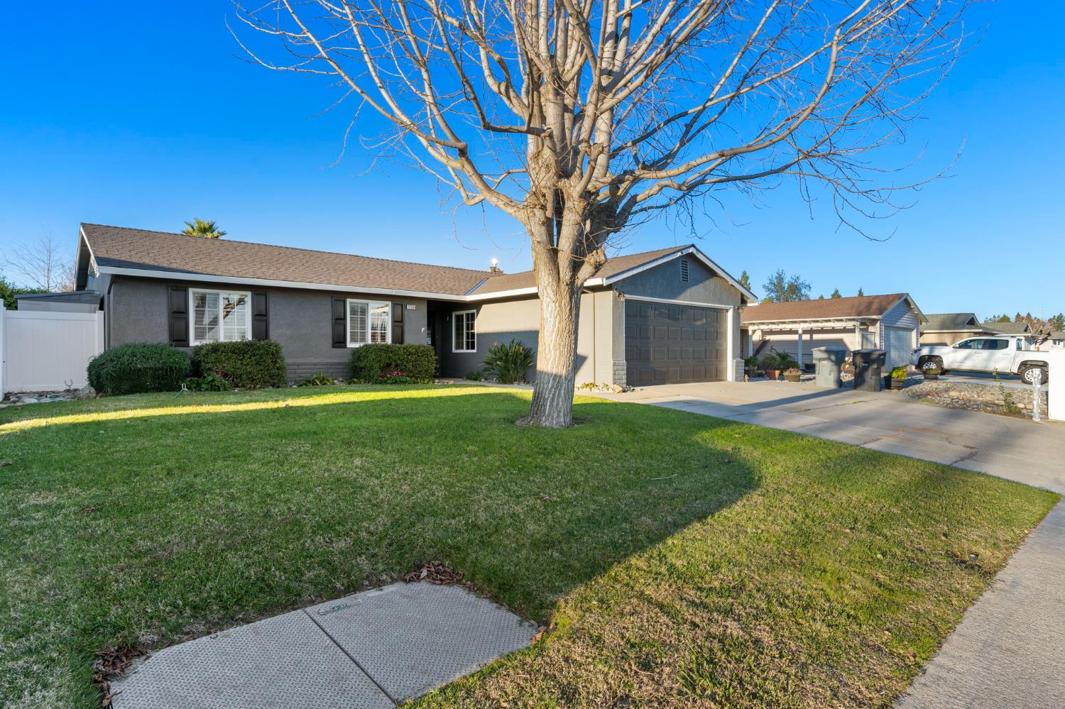 1296 E D St, Oakdale, CA 95361