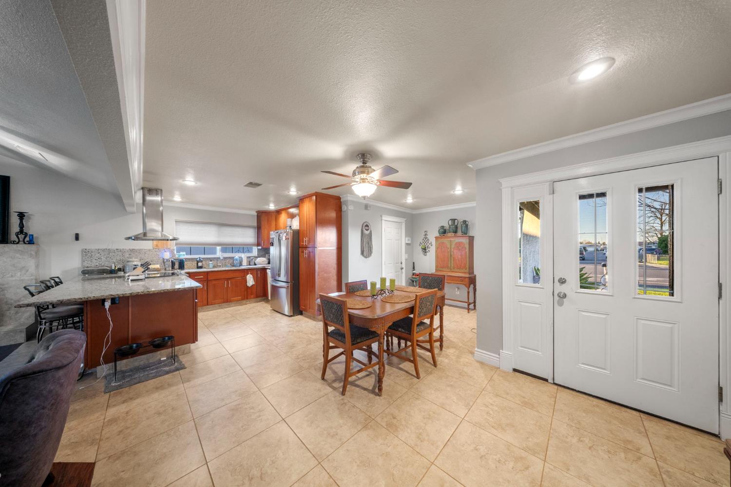 1296 E D St, Oakdale, CA 95361