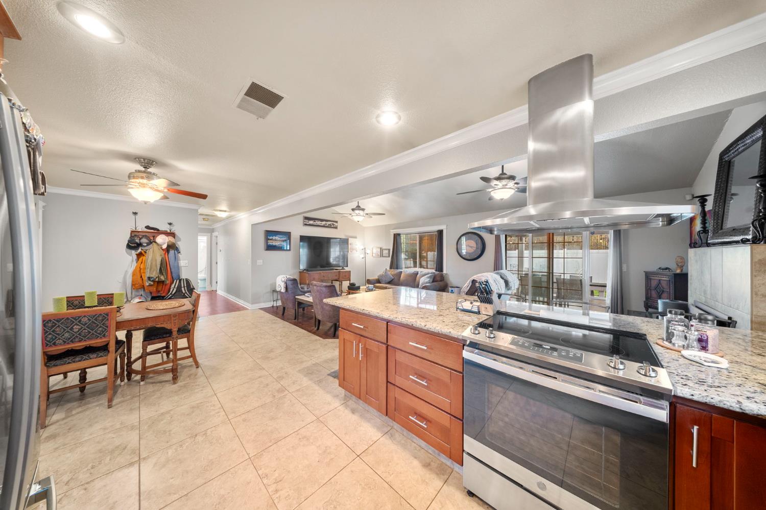 1296 E D St, Oakdale, CA 95361