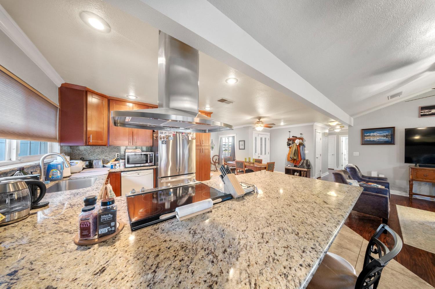 1296 E D St, Oakdale, CA 95361