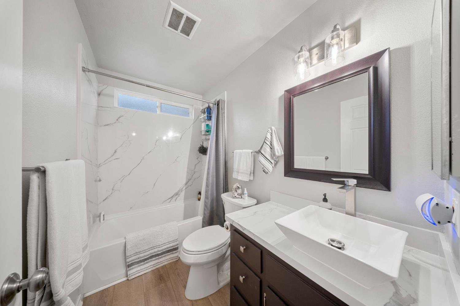 1296 E D St, Oakdale, CA 95361