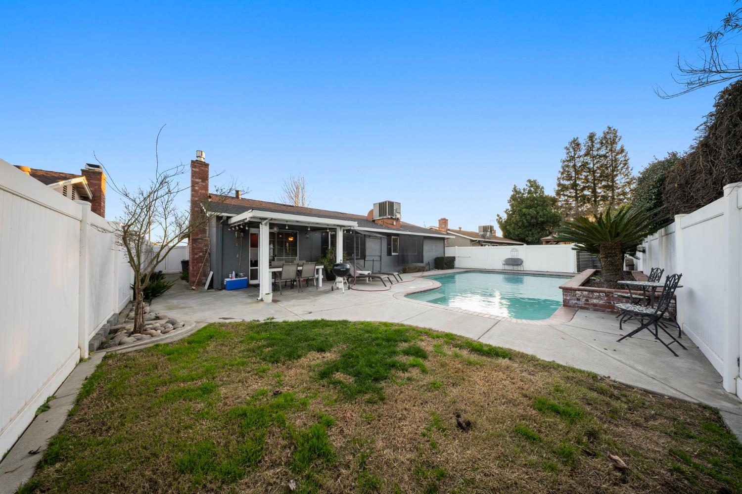 1296 E D St, Oakdale, CA 95361