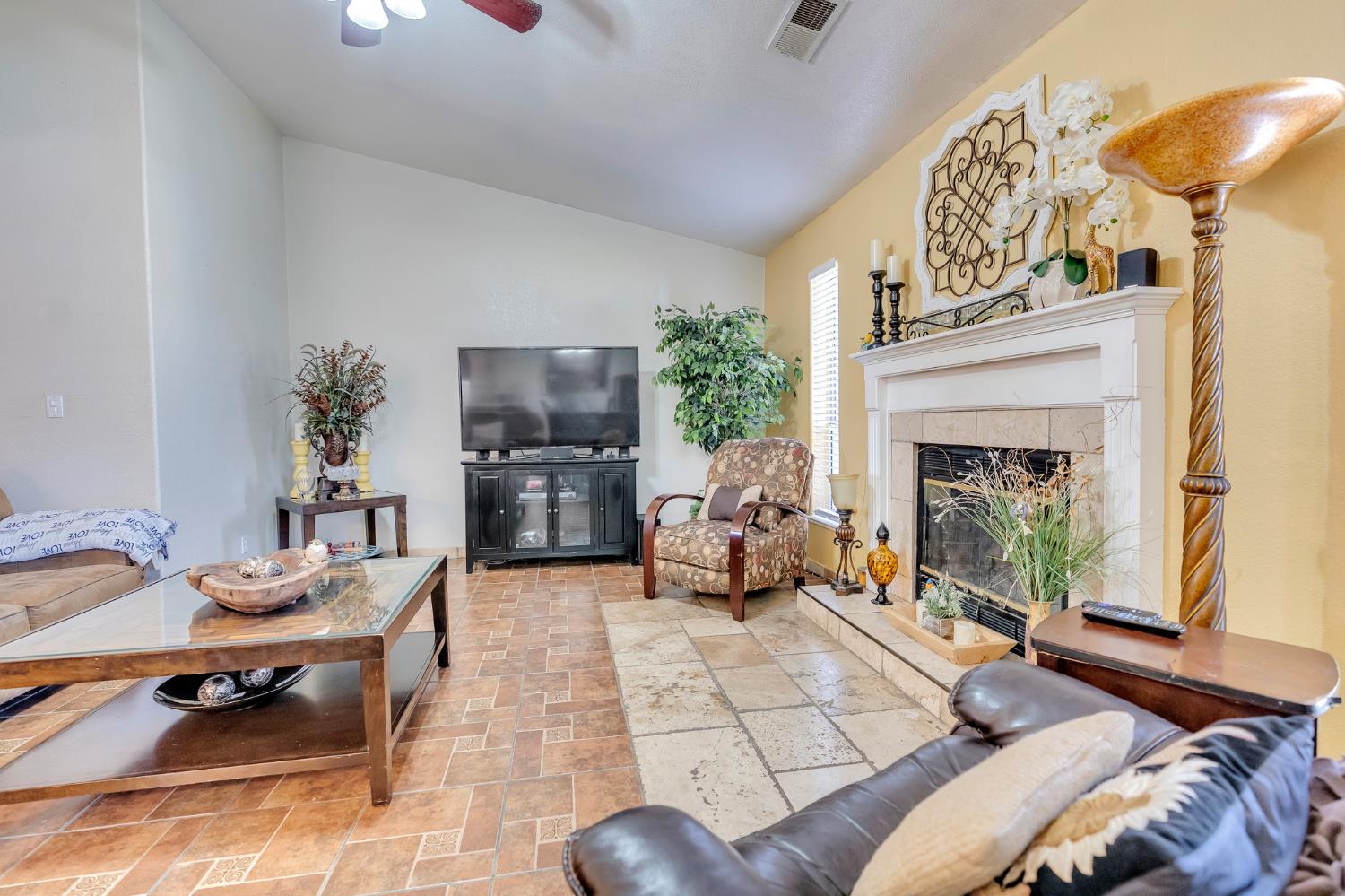 828 Olivewood Dr, Los Banos, CA 93635