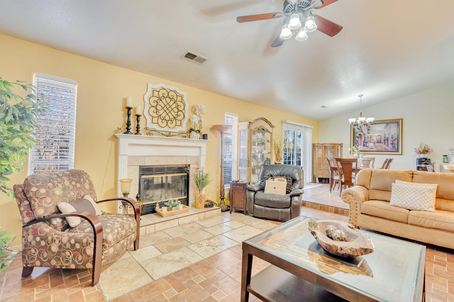 828 Olivewood Dr, Los Banos, CA 93635