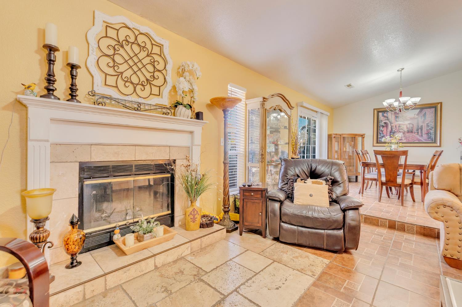 828 Olivewood Dr, Los Banos, CA 93635