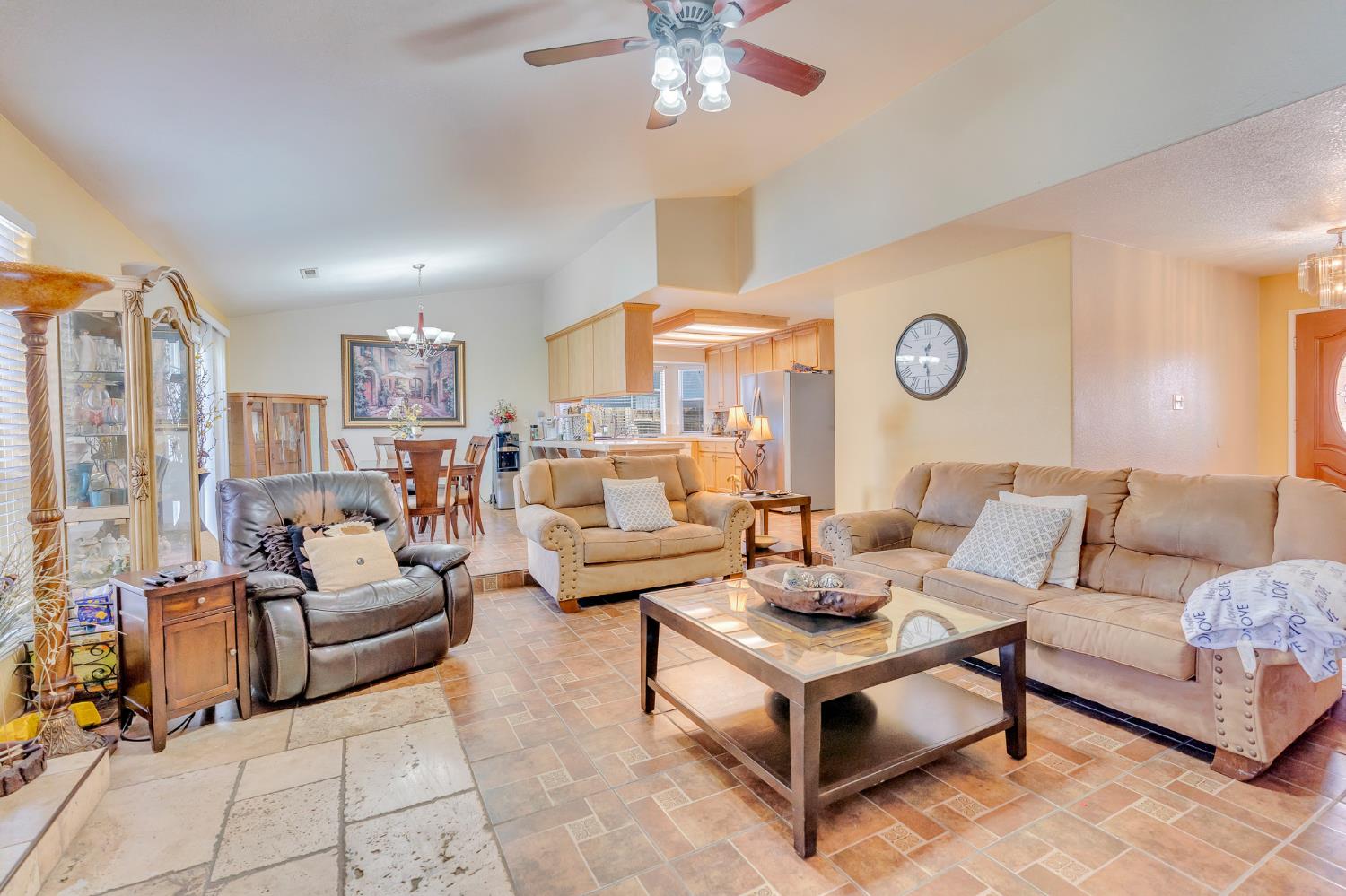 828 Olivewood Dr, Los Banos, CA 93635