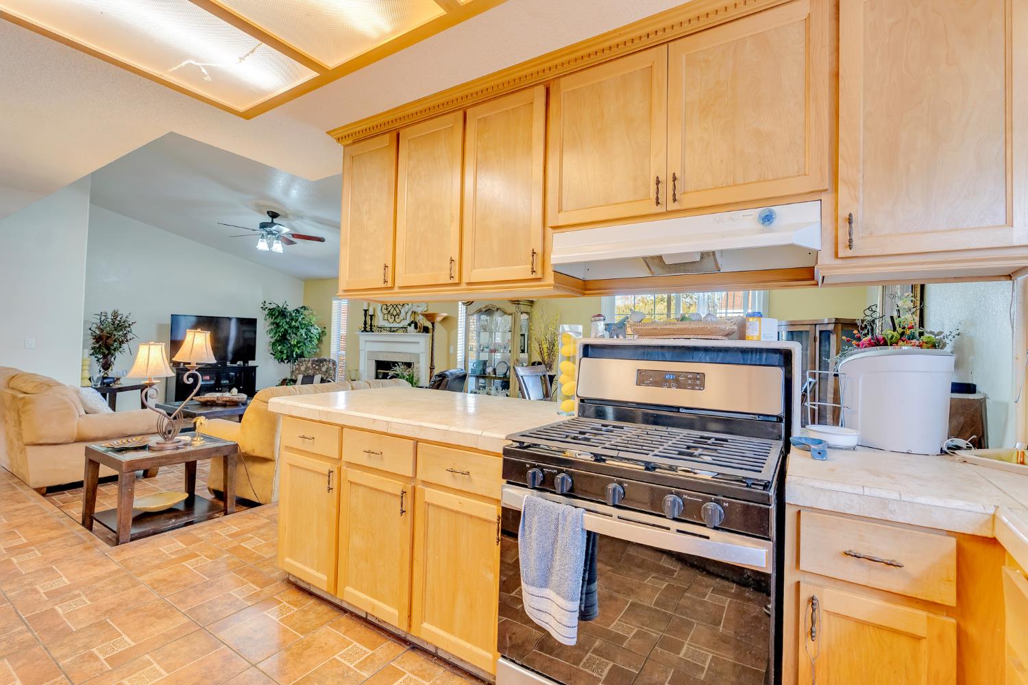 828 Olivewood Dr, Los Banos, CA 93635