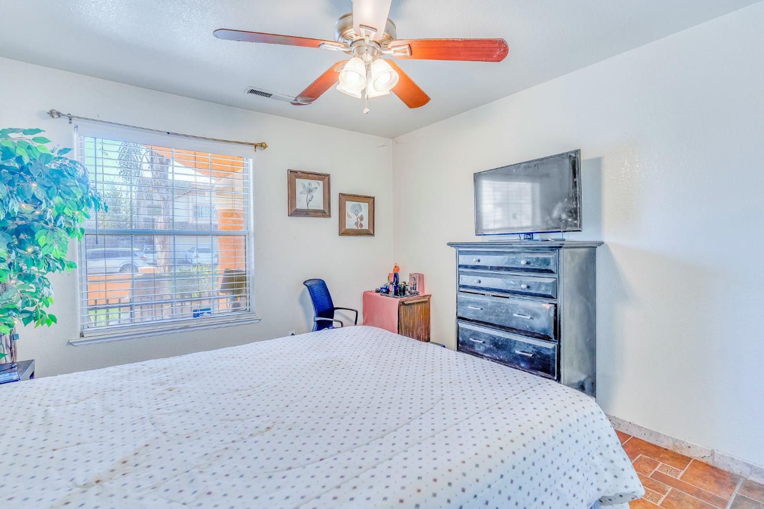 828 Olivewood Dr, Los Banos, CA 93635