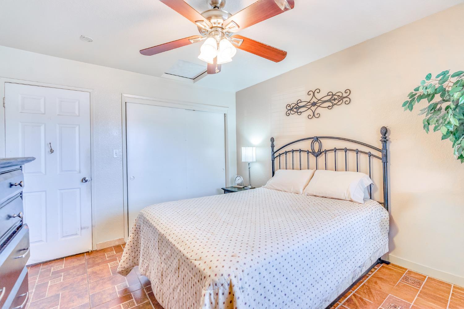 828 Olivewood Dr, Los Banos, CA 93635