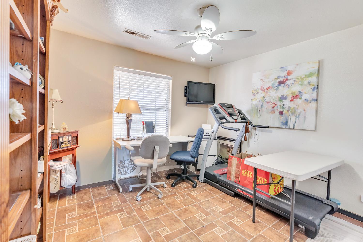 828 Olivewood Dr, Los Banos, CA 93635