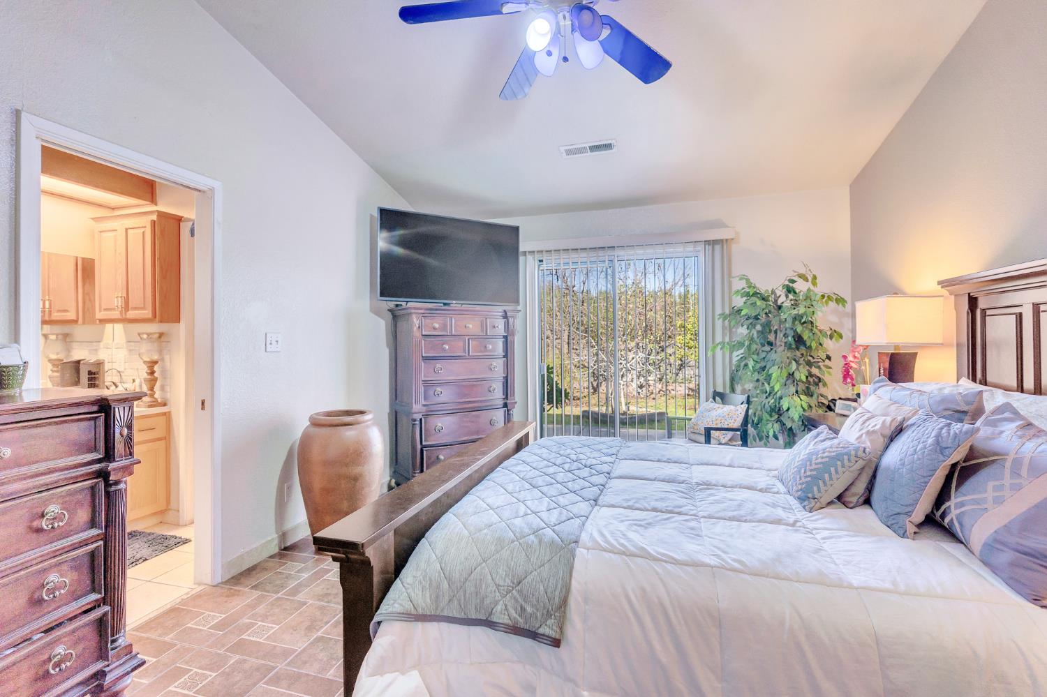 828 Olivewood Dr, Los Banos, CA 93635