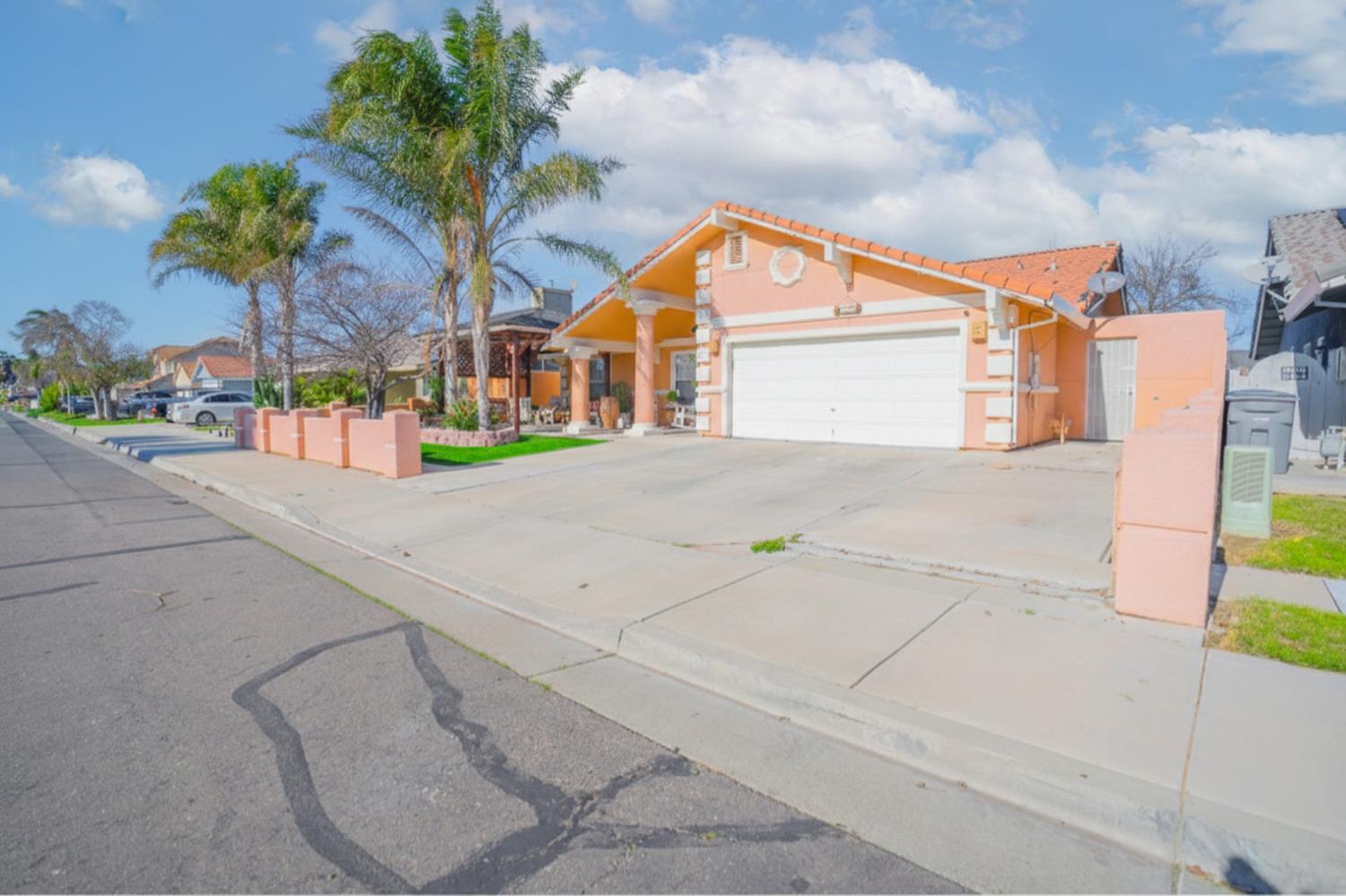 828 Olivewood Dr, Los Banos, CA 93635