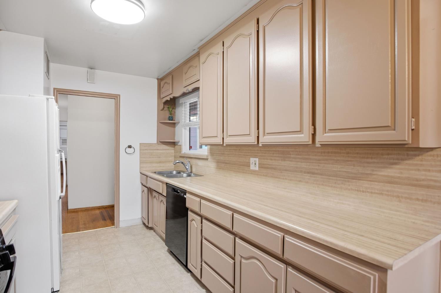 1402 W Orangeburg Ave, Modesto, CA 95350