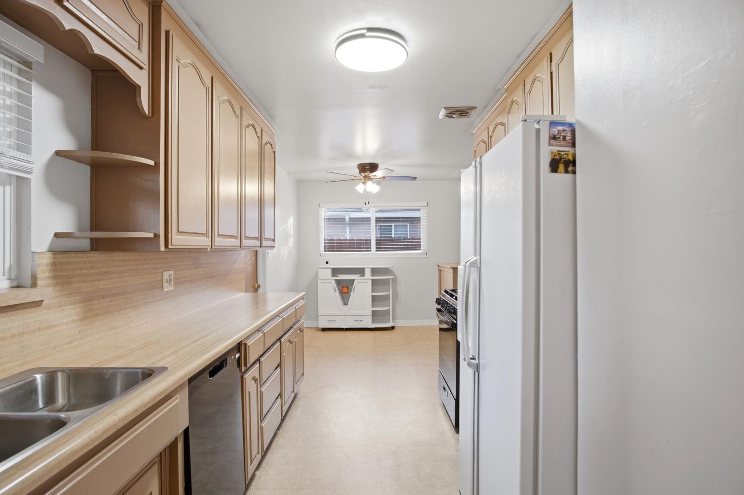 1402 W Orangeburg Ave, Modesto, CA 95350