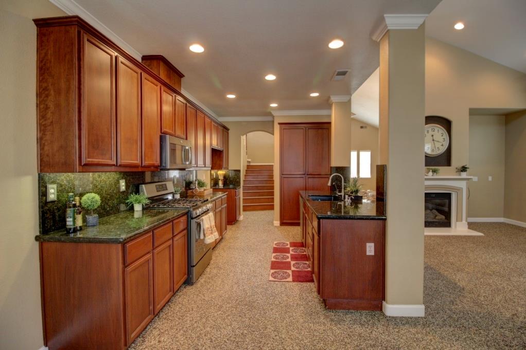 2865 Sierra Gold Ct, Riverbank, CA 95367