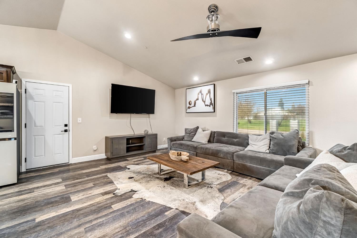 25802 El Monte Way, Madera, CA 93638