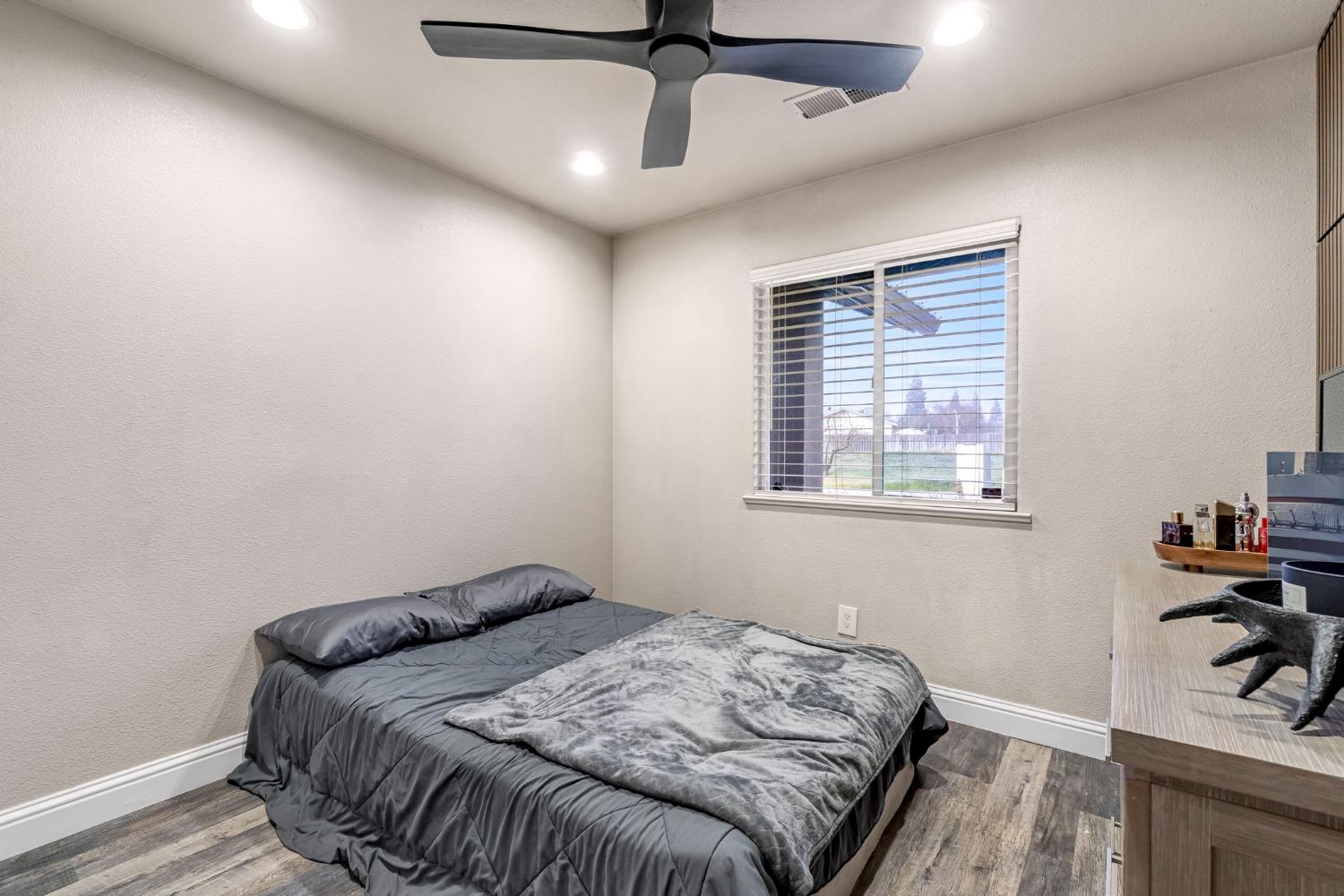 25802 El Monte Way, Madera, CA 93638