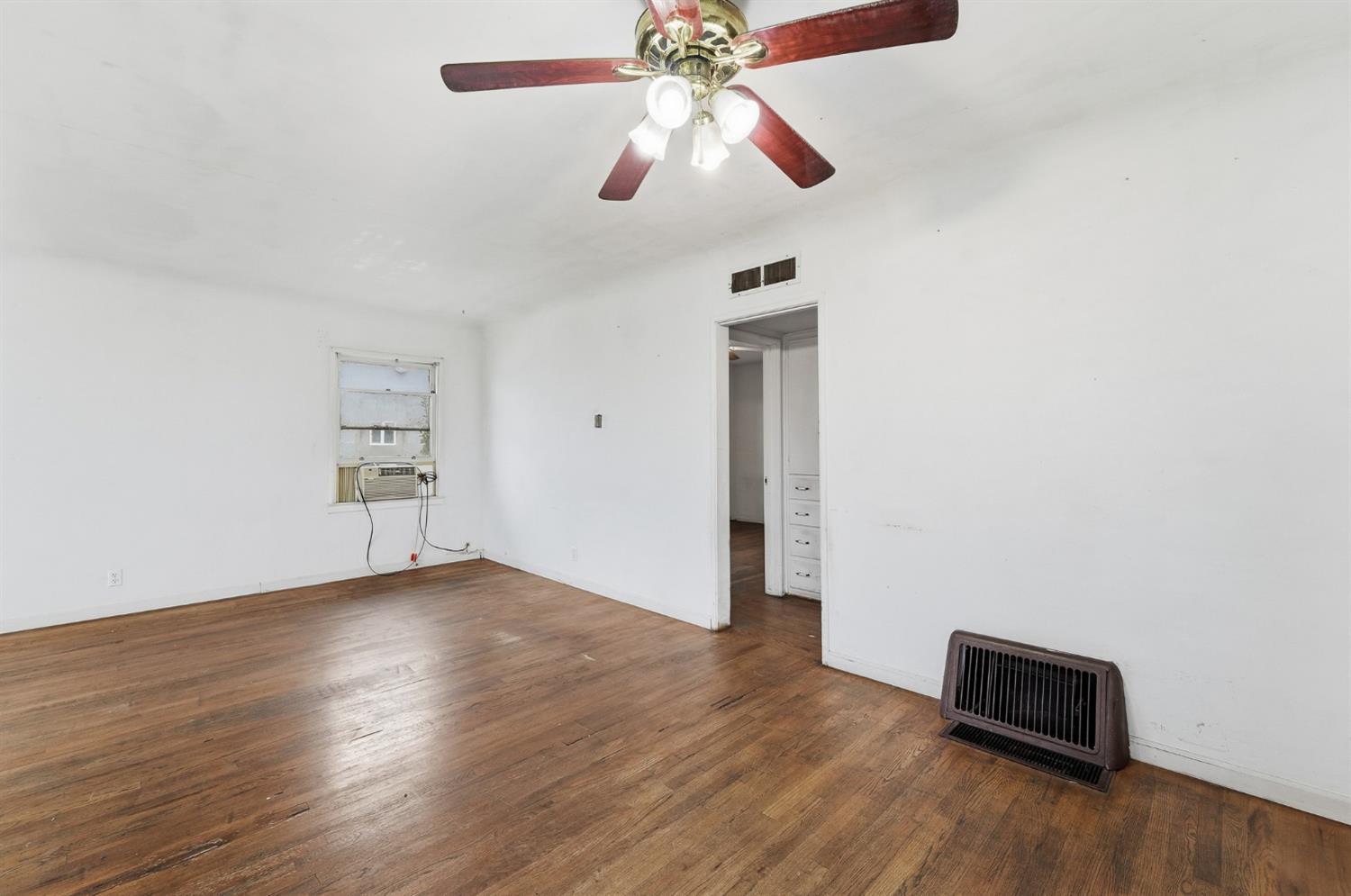 1127 W 19th St, Merced, CA 95340