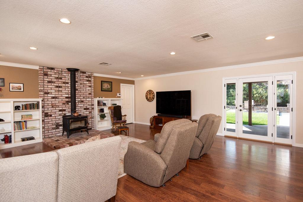 6613 Cypress Wood Cir, Riverbank, CA 95367