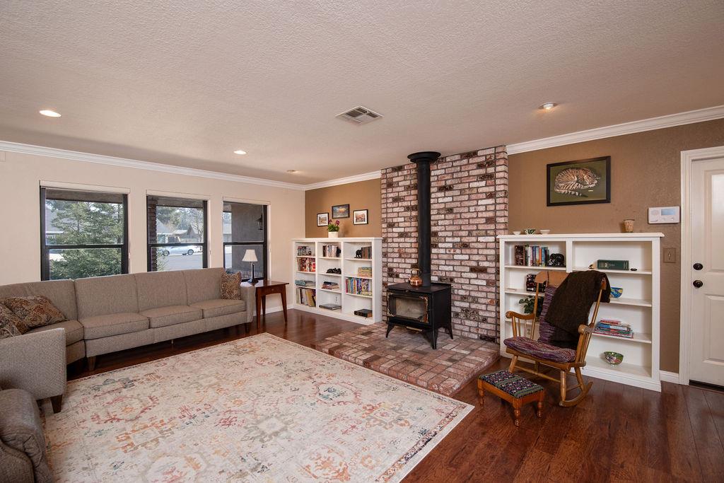 6613 Cypress Wood Cir, Riverbank, CA 95367