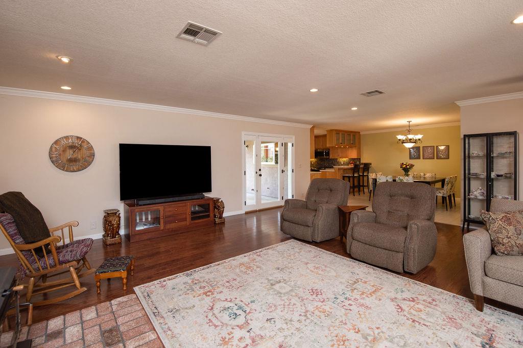 6613 Cypress Wood Cir, Riverbank, CA 95367