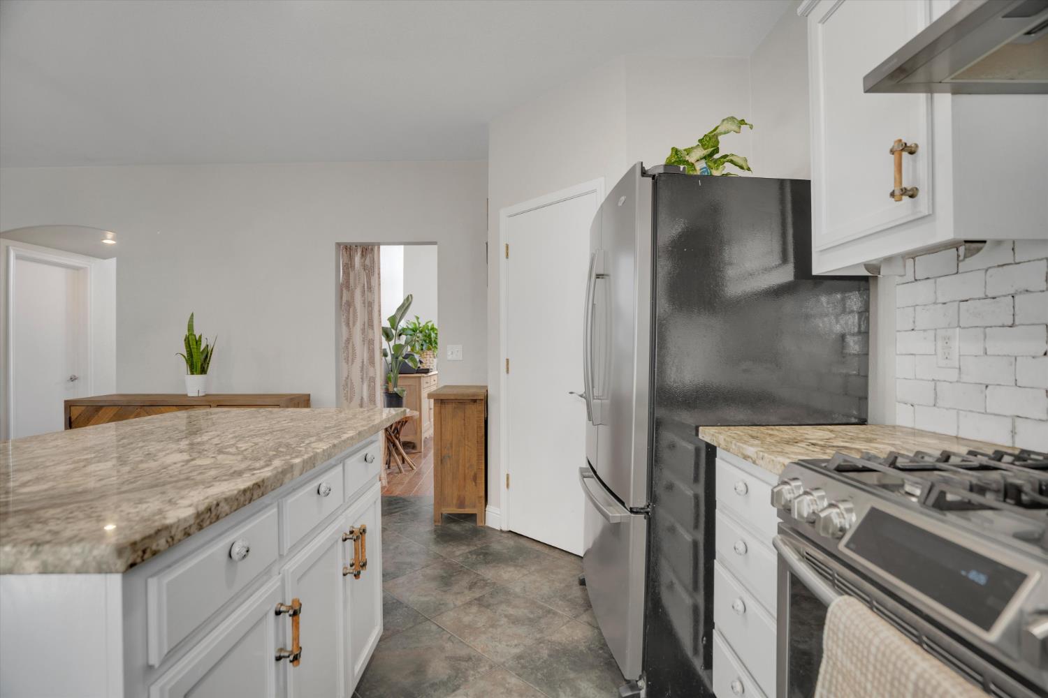 9185 N Rochester Ave, Delhi, CA 95315