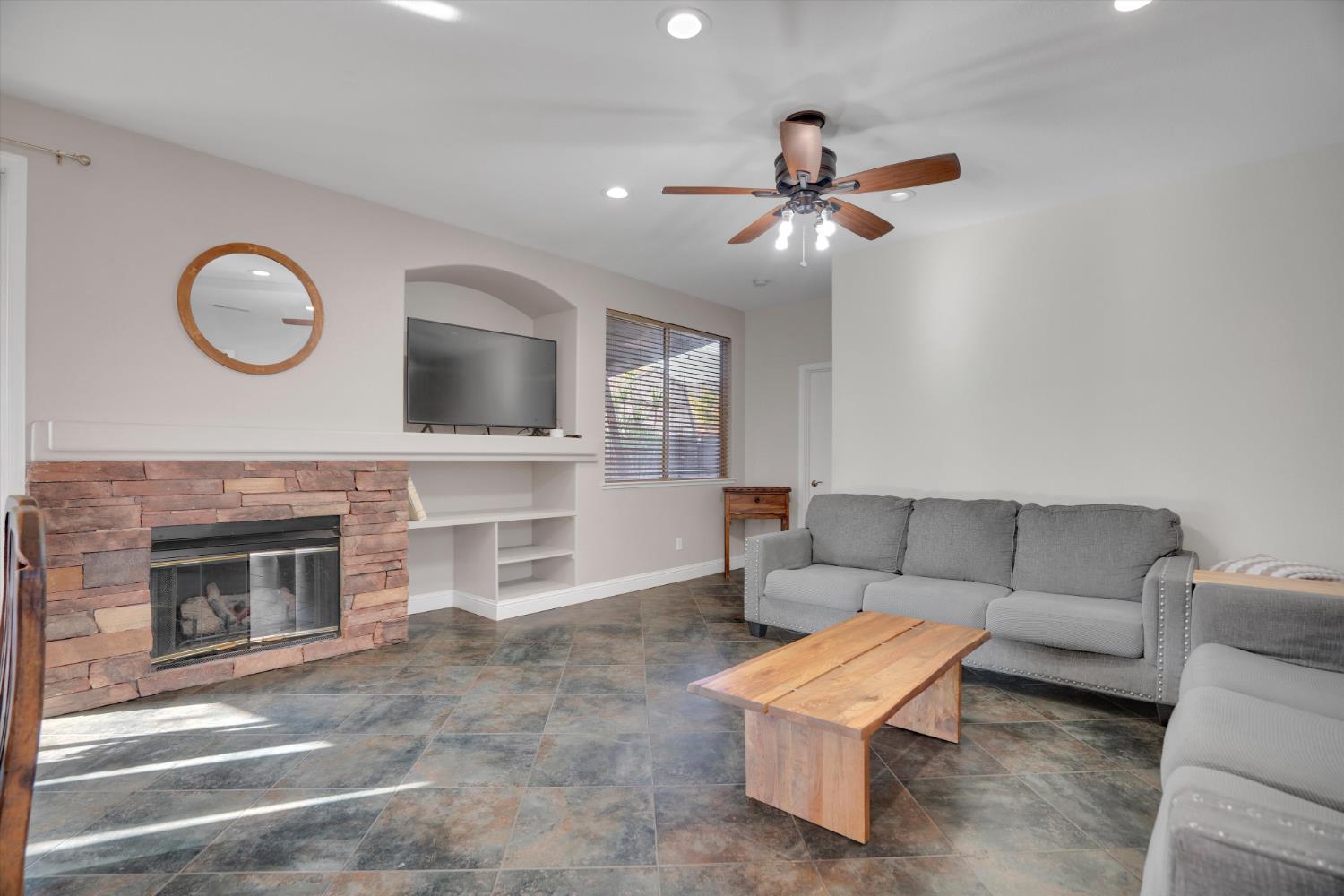 9185 N Rochester Ave, Delhi, CA 95315