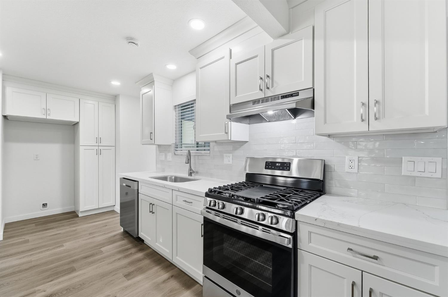 2208 Sunmist Ln, Modesto, CA 95355