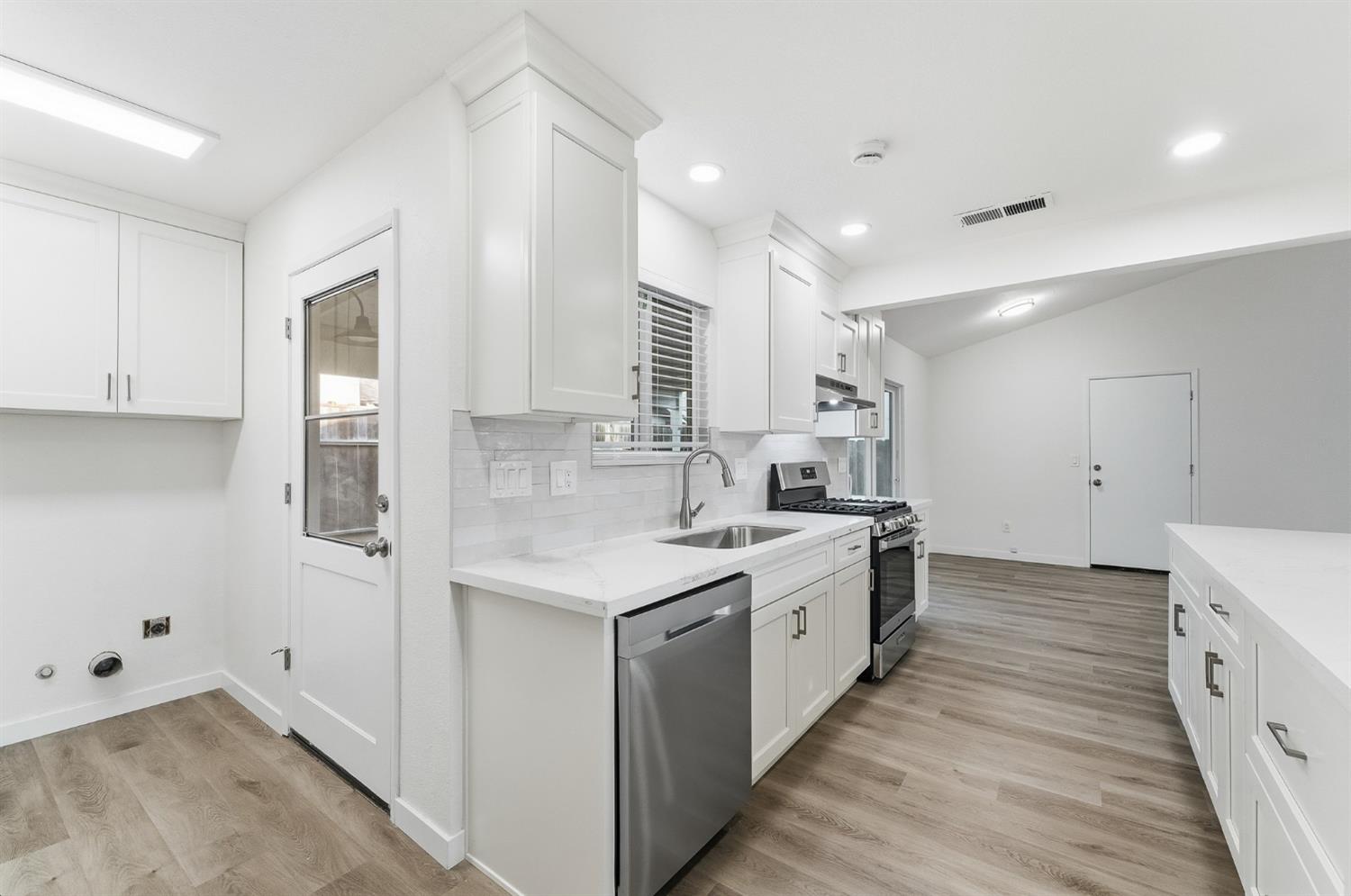 2208 Sunmist Ln, Modesto, CA 95355