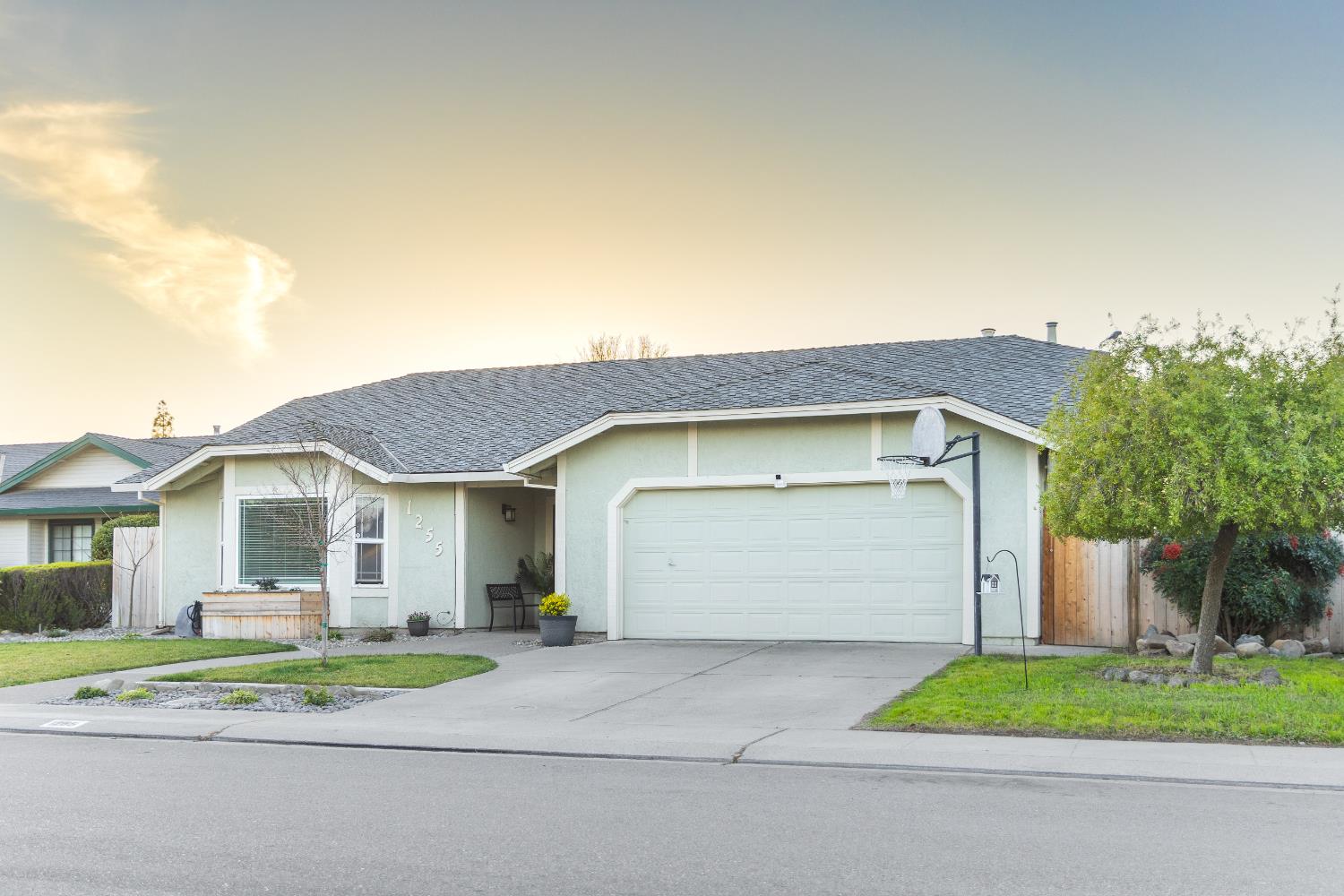 1255 Sweetbrier Pl, Manteca, CA 95336