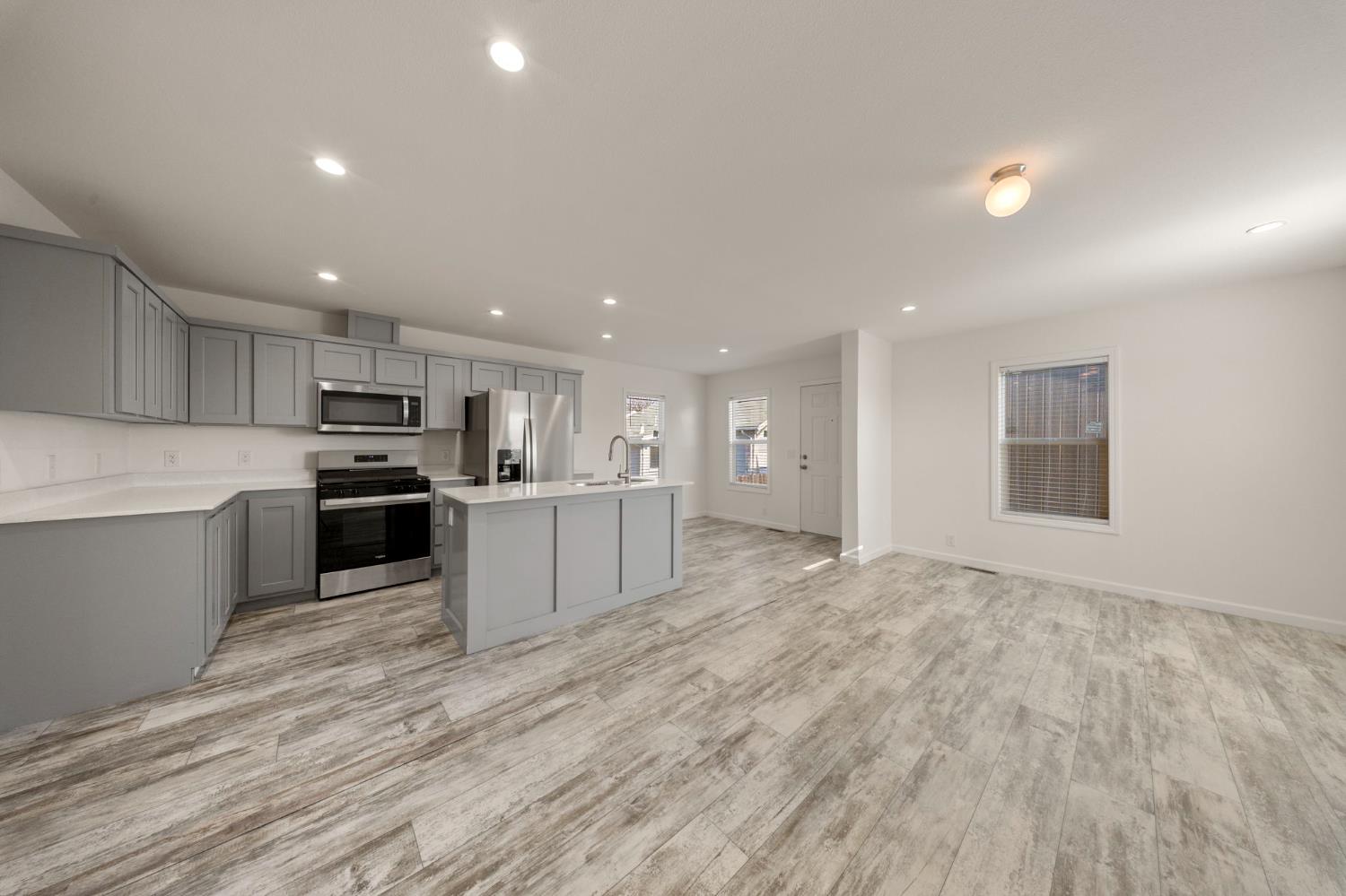 317 Moffat Blvd #5, Manteca, CA 95336