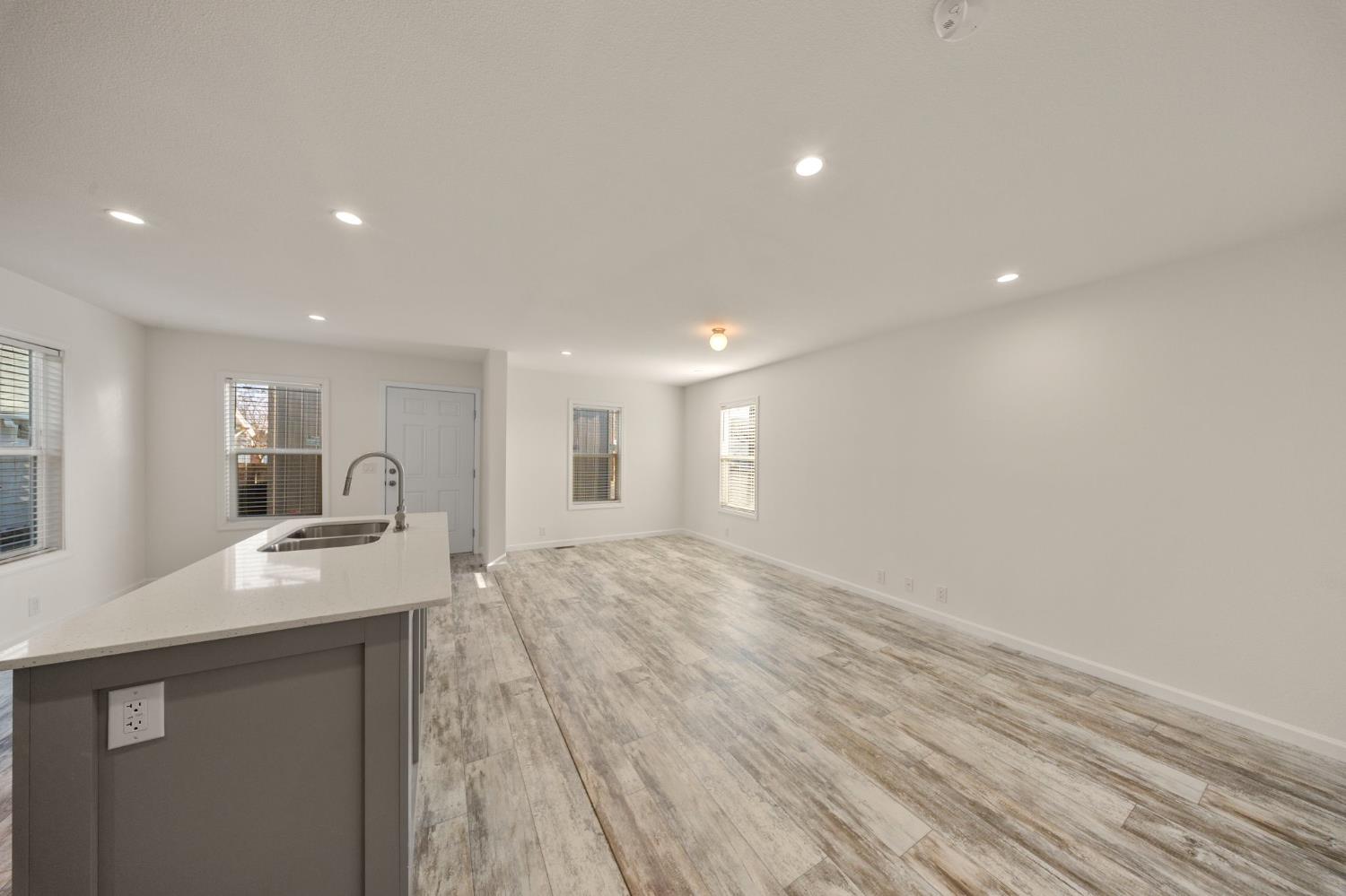 317 Moffat Blvd #5, Manteca, CA 95336