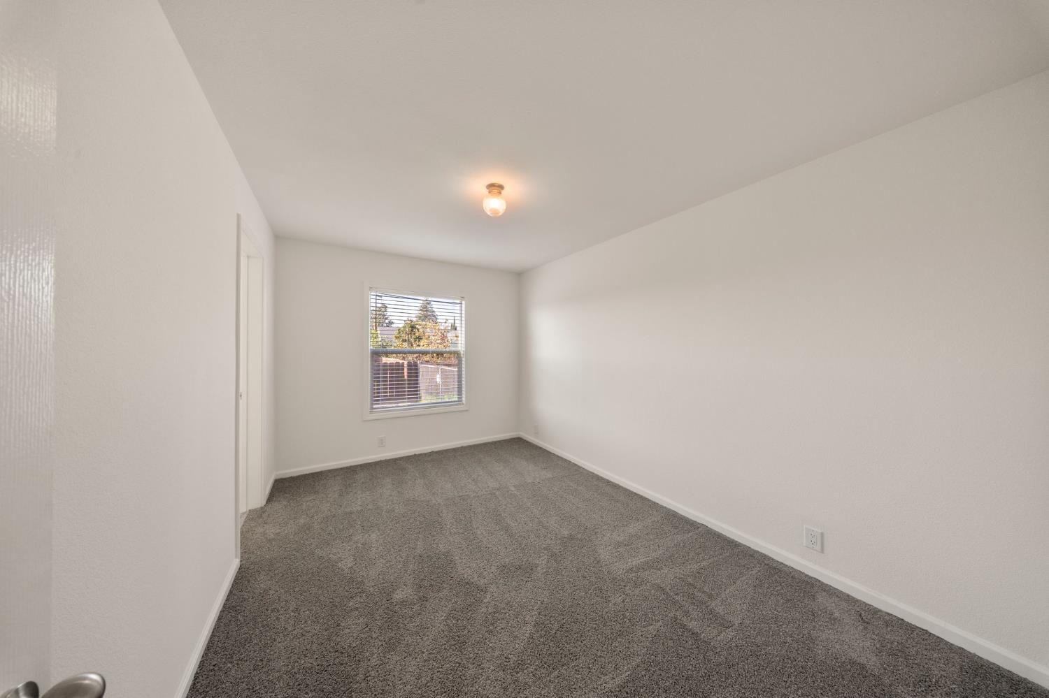 317 Moffat Blvd #5, Manteca, CA 95336