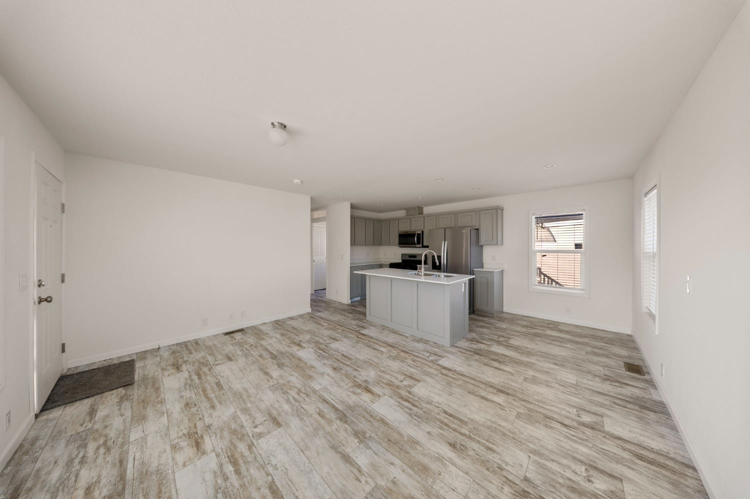 317 Moffat Blvd #21, Manteca, CA 95336