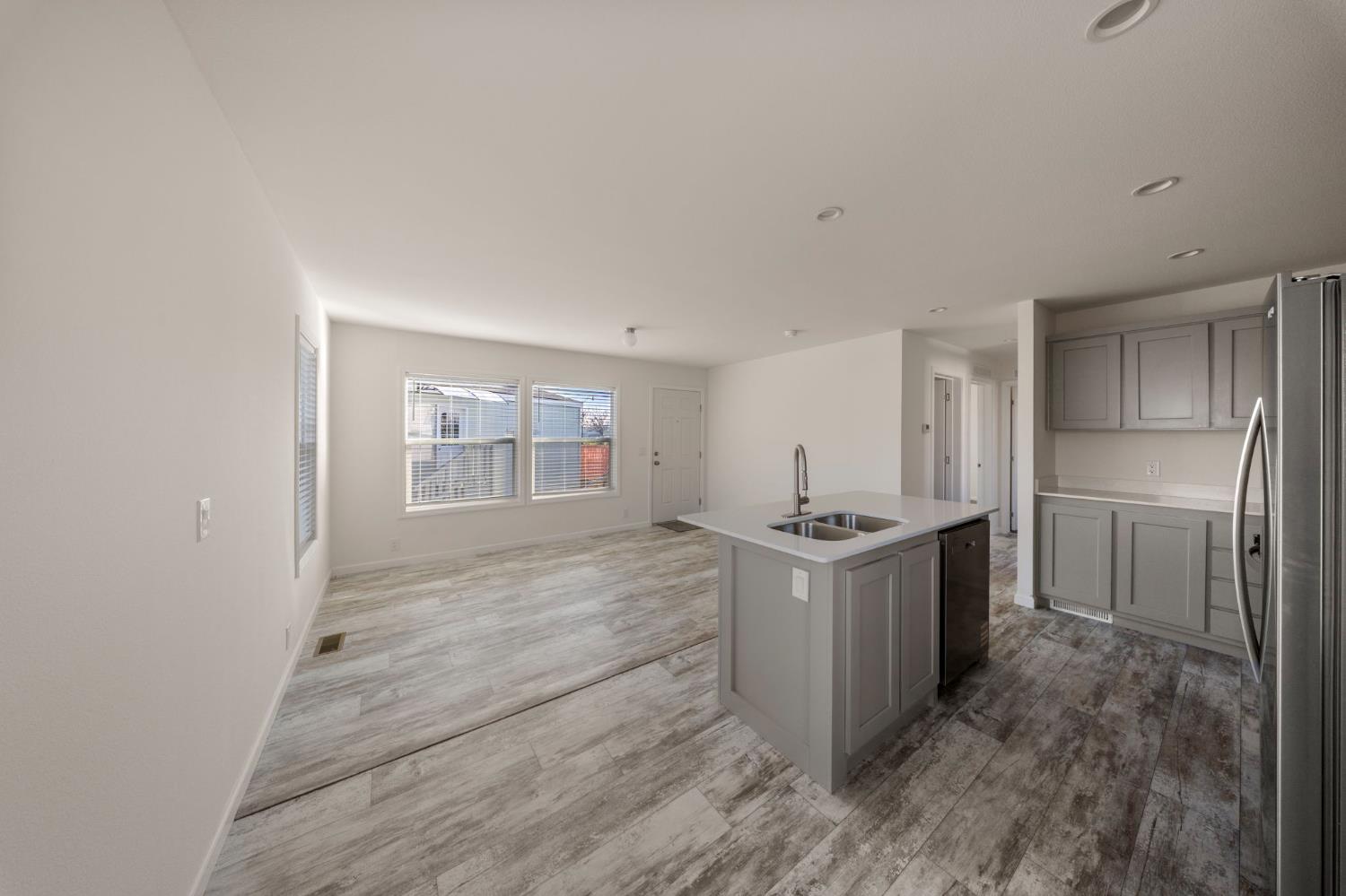 317 Moffat Blvd #21, Manteca, CA 95336