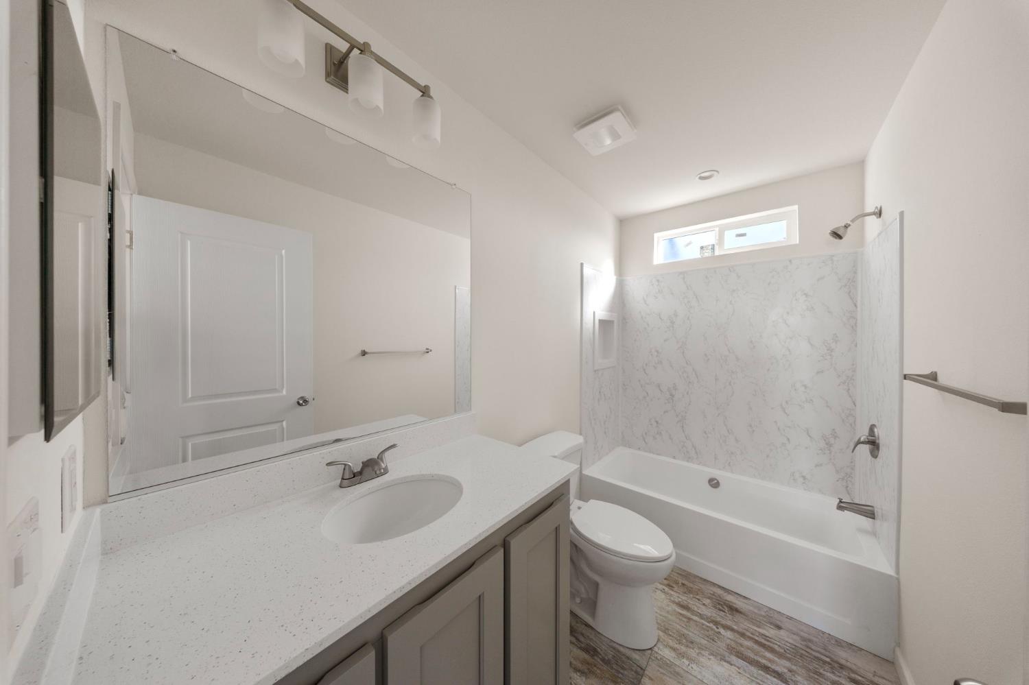 317 Moffat Blvd #21, Manteca, CA 95336