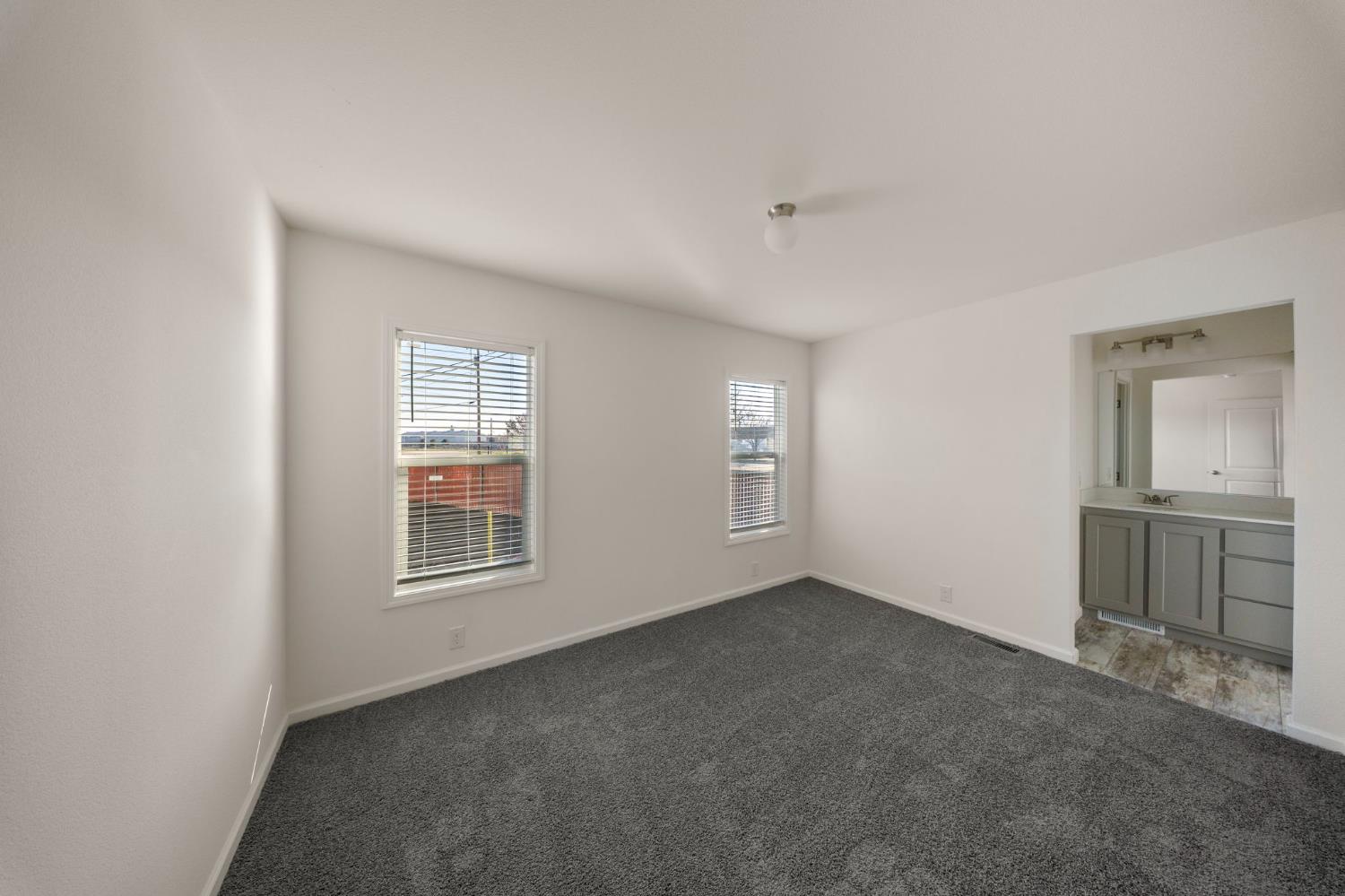 317 Moffat Blvd #21, Manteca, CA 95336