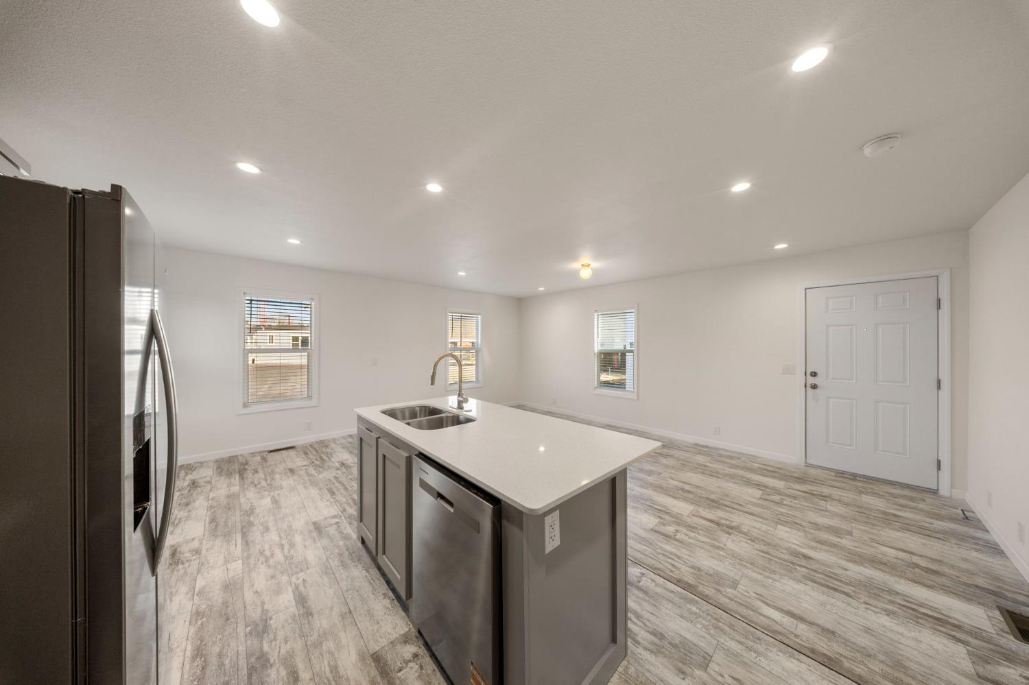 317 Moffat Blvd #20, Manteca, CA 95336