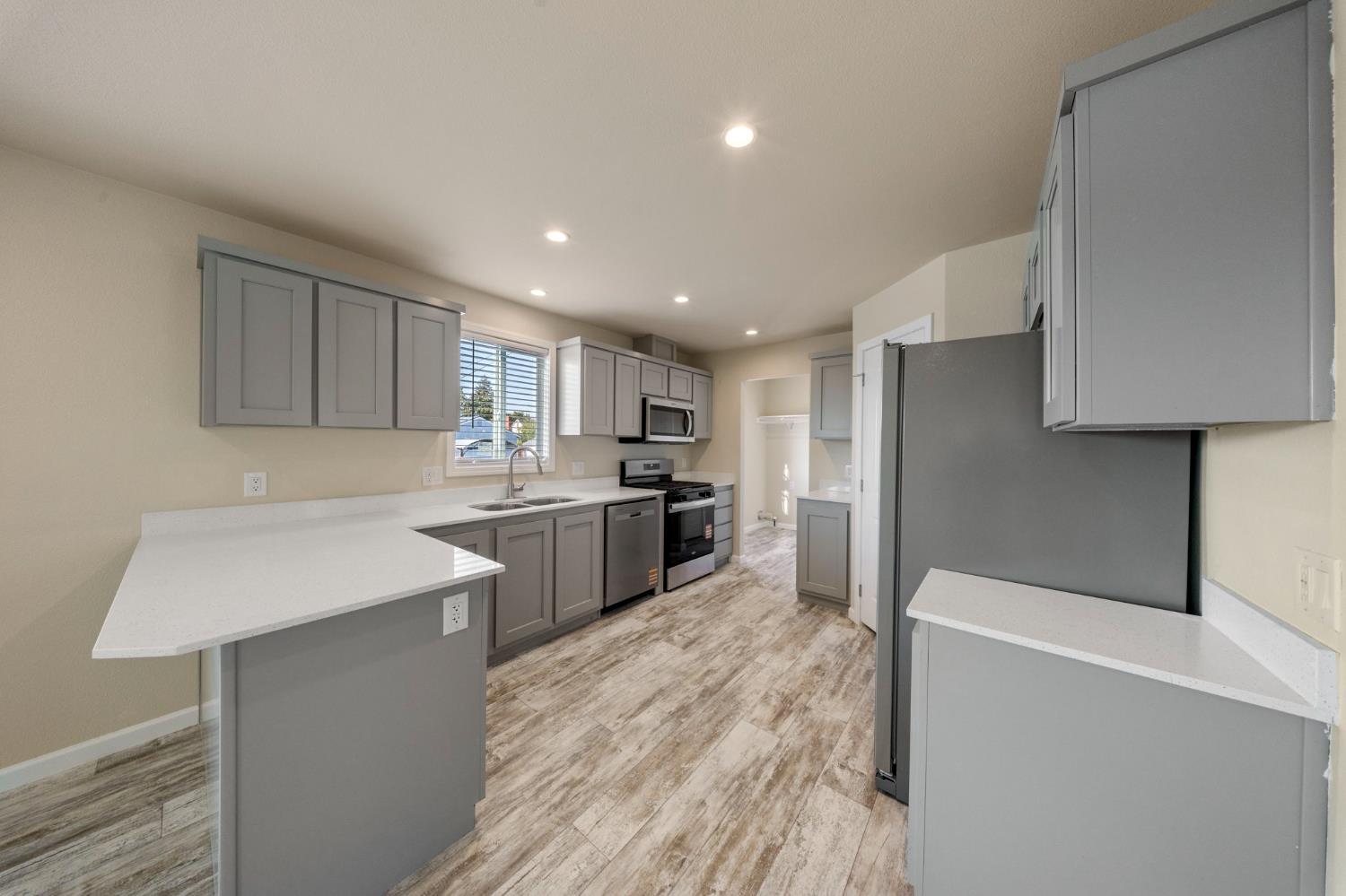 317 Moffat Blvd #7, Manteca, CA 95336