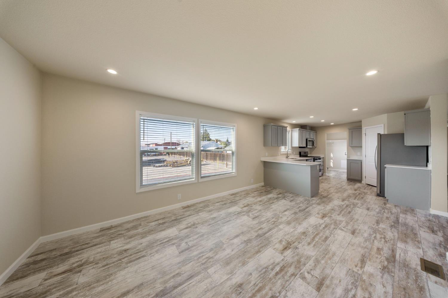 317 Moffat Blvd #7, Manteca, CA 95336