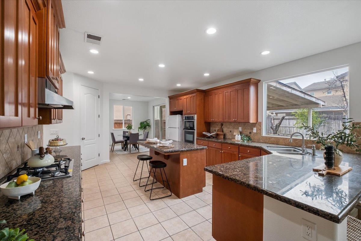 2413 Ventana View Way, Modesto, CA 95355