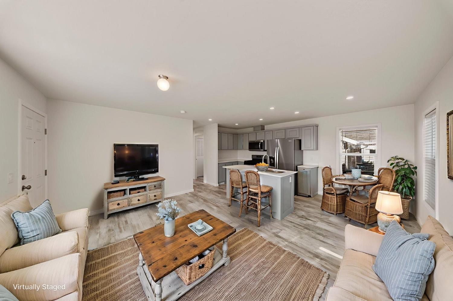 317 Moffat Blvd #6, Manteca, CA 95336