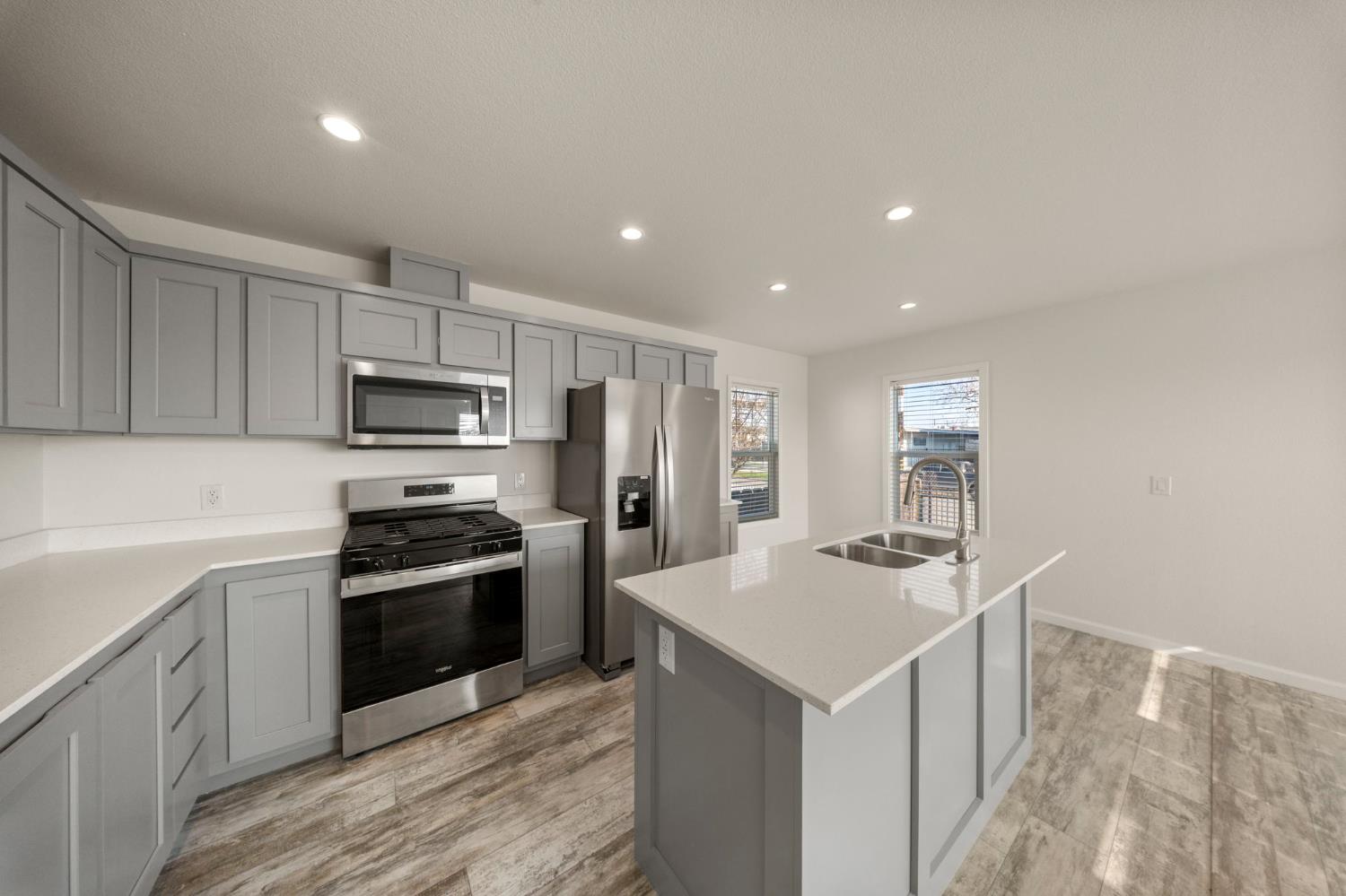 317 Moffat Blvd #6, Manteca, CA 95336