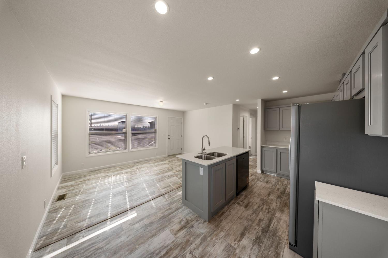 317 Moffat Blvd #6, Manteca, CA 95336