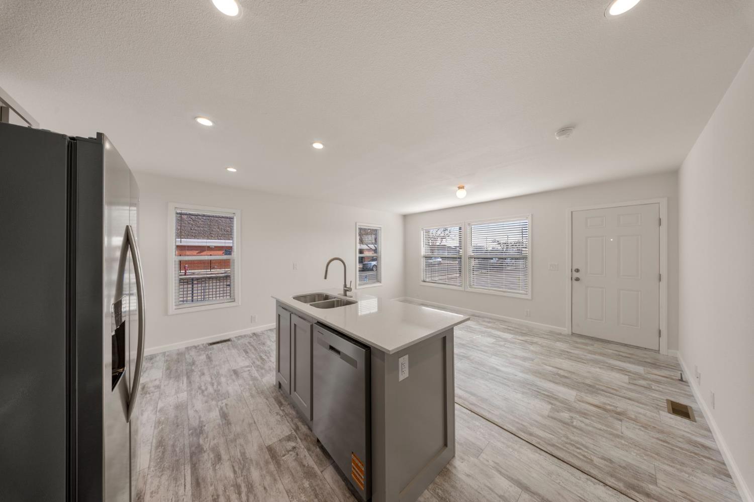 317 Moffat Blvd #6, Manteca, CA 95336