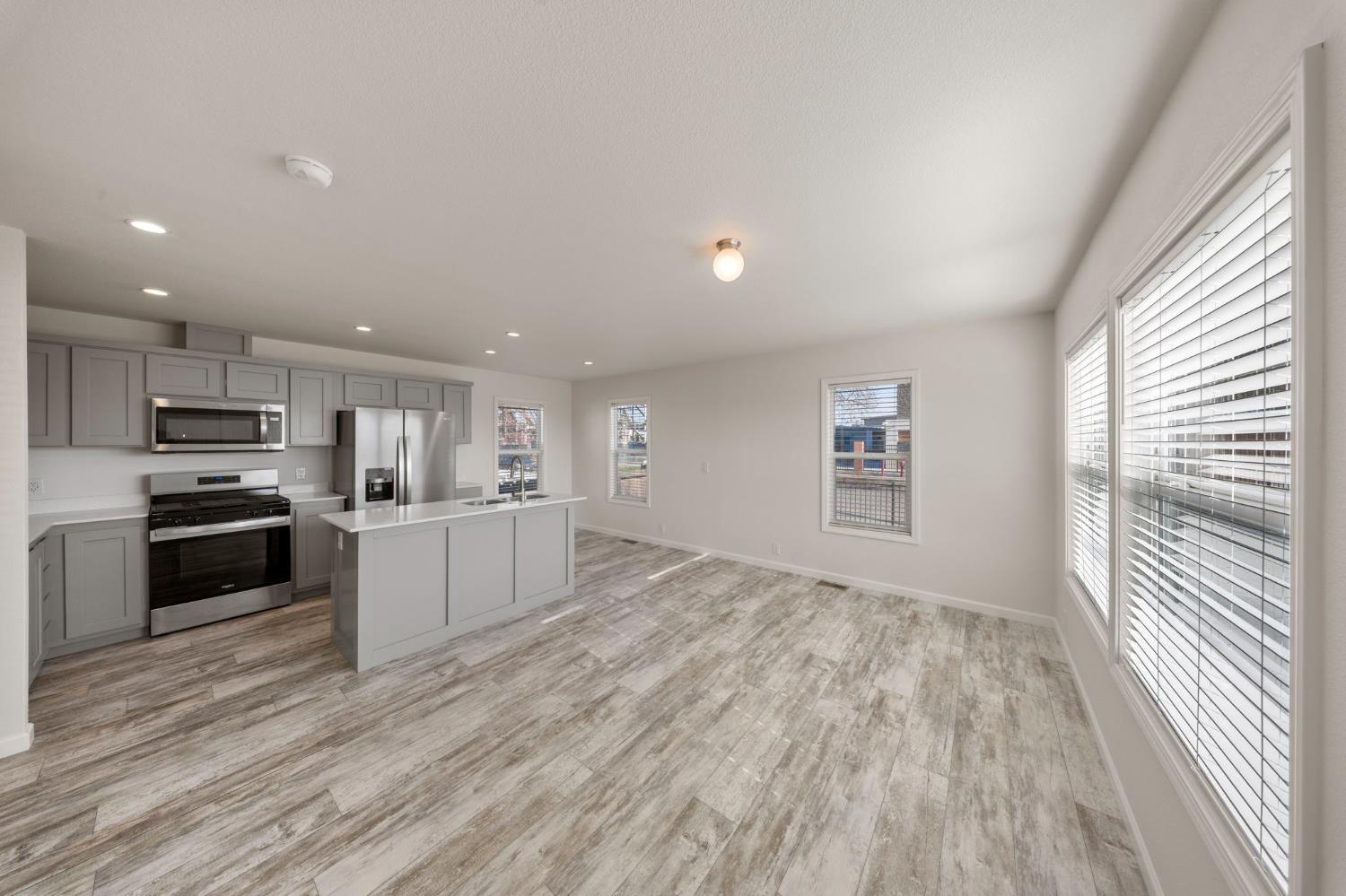 317 Moffat Blvd #6, Manteca, CA 95336