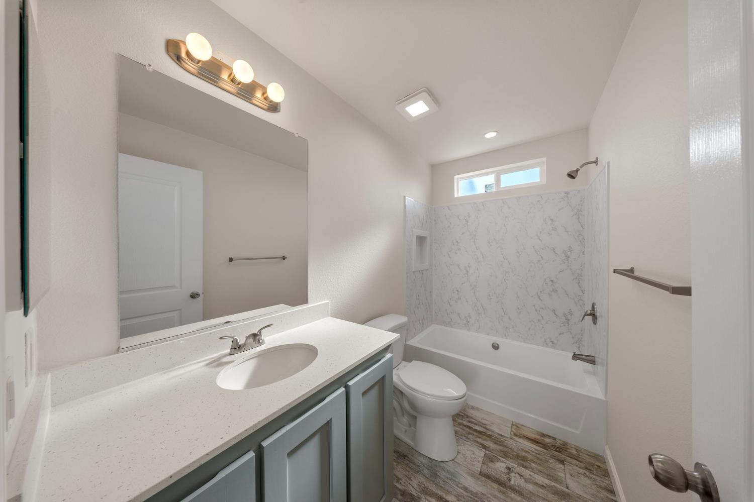 317 Moffat Blvd #6, Manteca, CA 95336