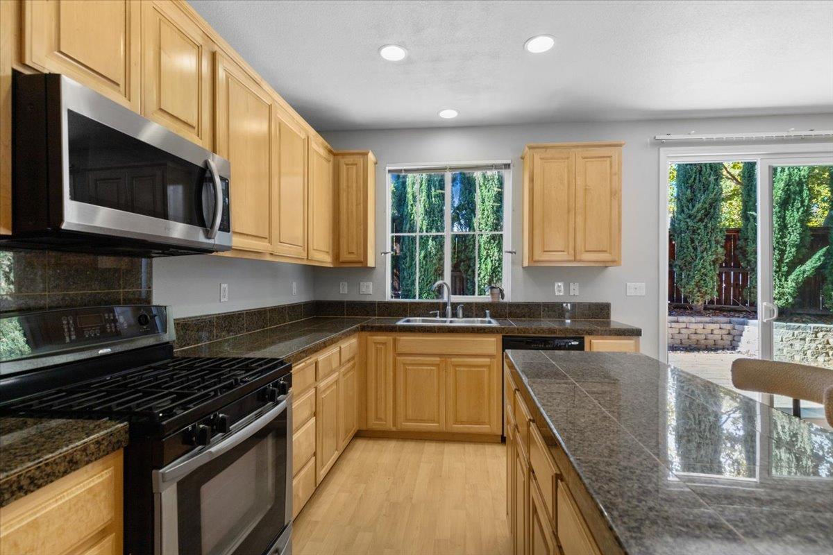 20855 Grapevine Dr, Patterson, CA 95363